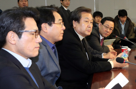 비상시국위 전체회의      (서울=연합뉴스) 배재만 기자 = 새누리당 김무성 전 대표(왼쪽에서 세번째)가 4일 오후 국회 의원회관에서 열린 비상시국회의 전체회의에 참석하고 있다. 왼쪽부터 정병국 의원, 심재철 국회부의장, 김 전 대표, 주호영 의원. 2016.12.4      scoop@yna.co.kr  (끝)